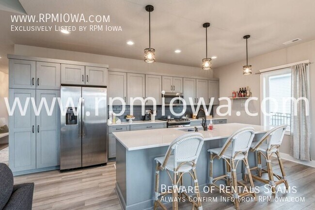 Building Photo - ZERO ENTRY EXECUTIVE RANCH!! 3 Bedroom, 2 ...