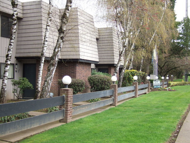 Building Photo - 597 Country Club Rd