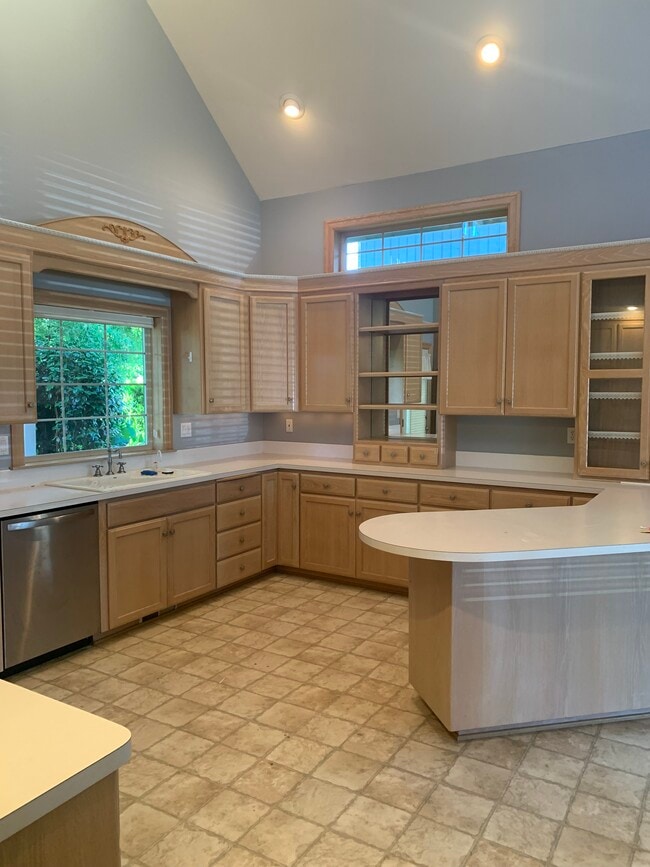 Building Photo - 8660 Brookfield Dr