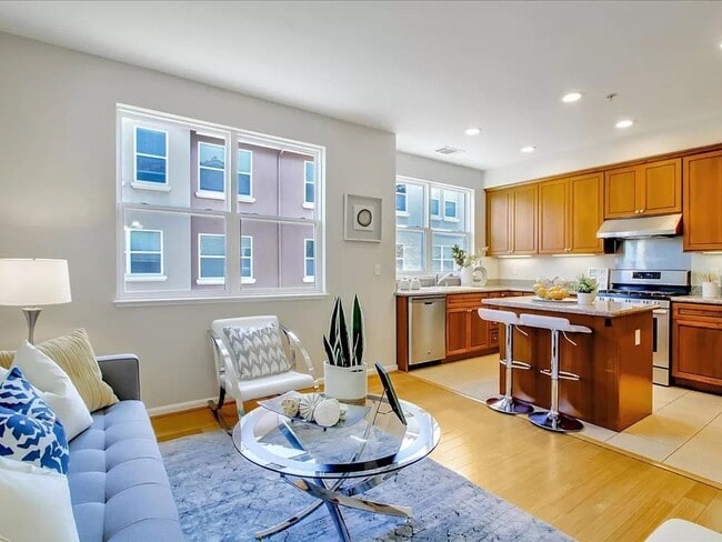 Building Photo - 3 Bedroom Townhome in San Jose Rose Garden...