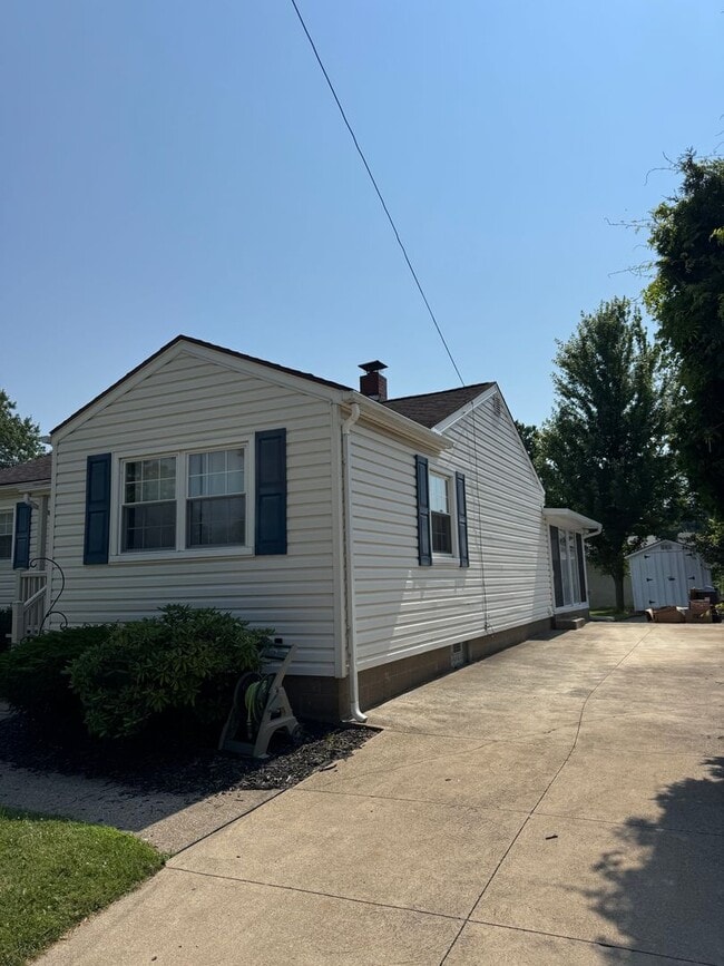 Building Photo - 3-4 Bedroom 2  bath Home