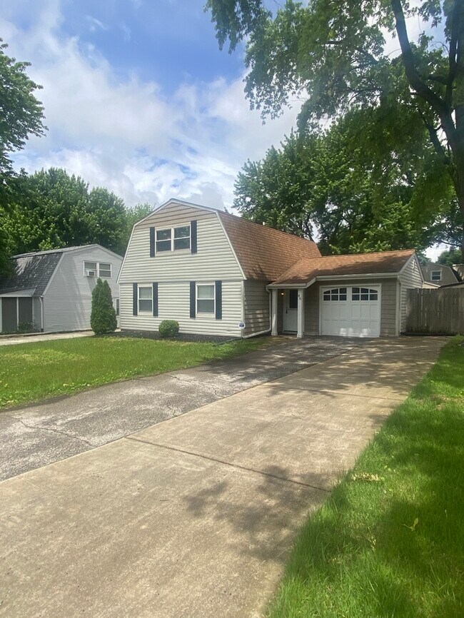 Building Photo - $300 OFF FIRST MONTHS RENT!