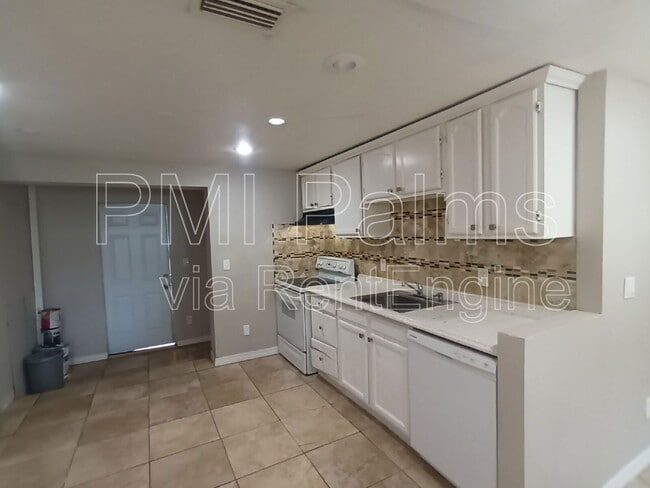 Building Photo - 2406 S 69th St