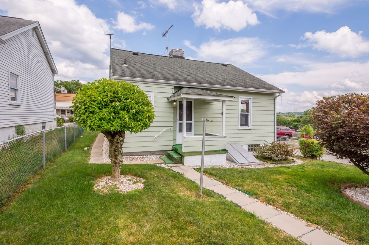 MOVE IN SPECIAL! SCORE HALF OFF 1ST MONTH'... - Cozy 3 bedroom home in Penn Hills availabl...