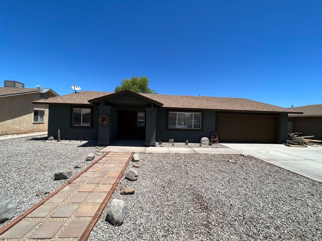 Foto principal - 4 BEDROOM HOME CLOSE TO SCHOOLS!