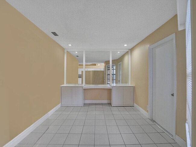 Foto del edificio - 8377 Waterford Cir