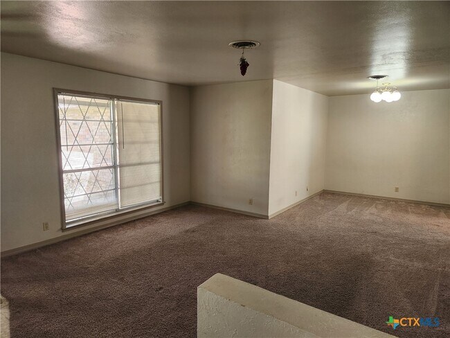 Foto del edificio - 2909 Oakdale Dr