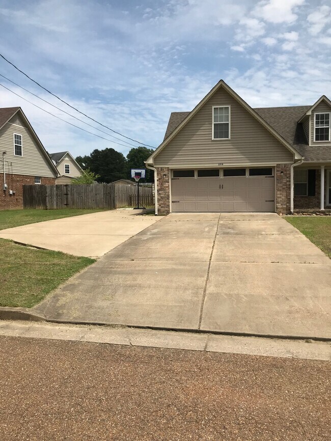 Building Photo - Beautiful large home on a dead end street