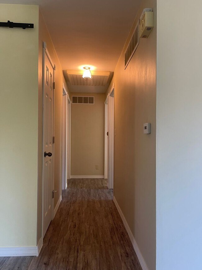 Foto del edificio - Charming Mid-Century Modern 3 bedroom on the West Side $1700 per month