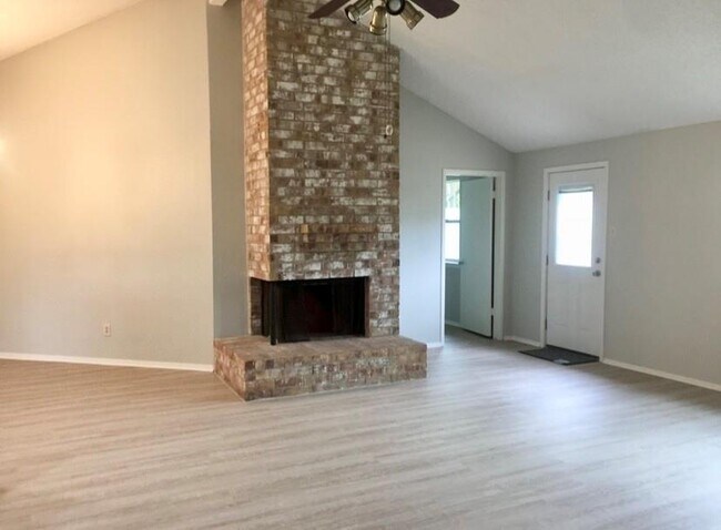 Building Photo - 1815 Settlers Ct