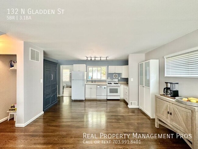 Building Photo - 5 Bedroom Charming Cape Cod - Separate liv...
