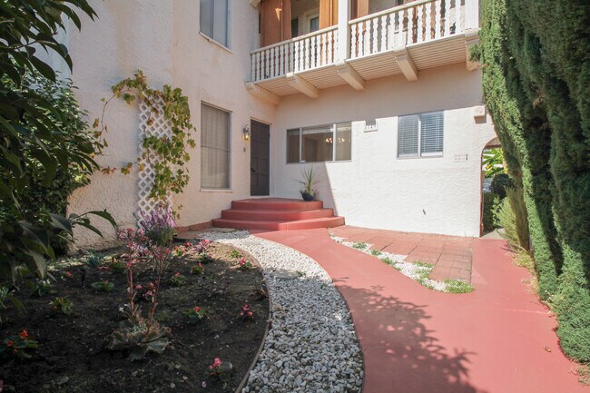 Foto del edificio - 8149 Blackburn Ave