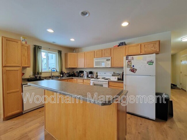 Building Photo - 184 Droulliard Ave