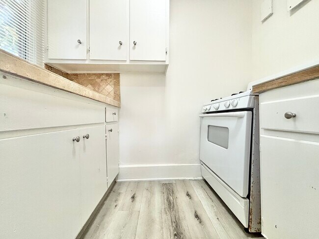 Foto del edificio - 14375 Chatsworth Dr. San Fernando, CA 91340