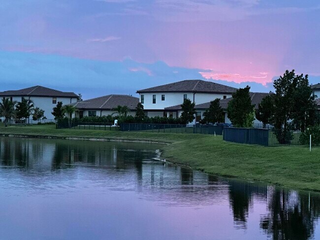 Foto del edificio - 1307 Whitcombe Dr