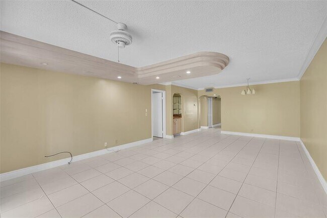 Foto del edificio - 350 Racquet Club Rd