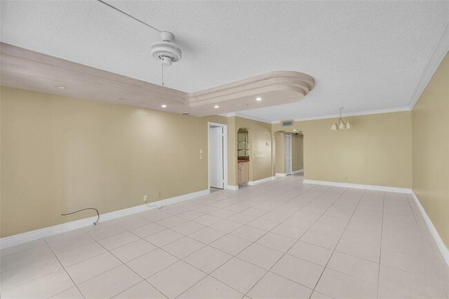 Building Photo - 350 Racquet Club Rd