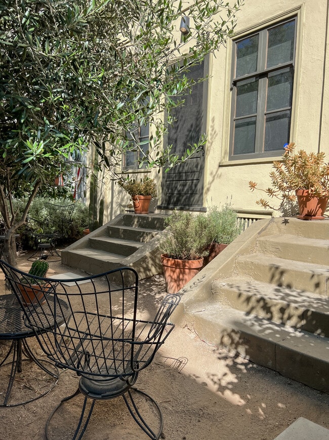 Building Photo - 234 Columbia Pl