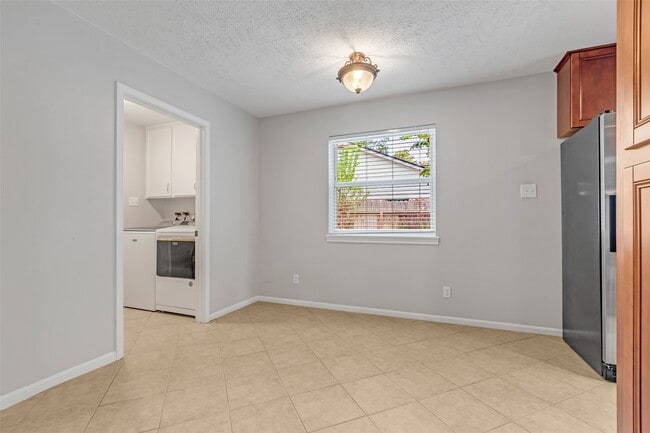 Building Photo - 3250 Three Pines Dr