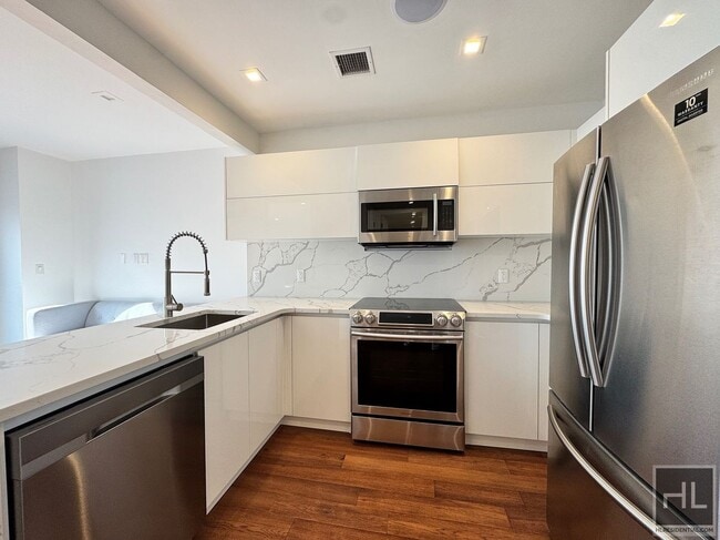 Building Photo - The Vitoria - 27=04 Astoria Blvd Luxurious 1 bedroom apartment