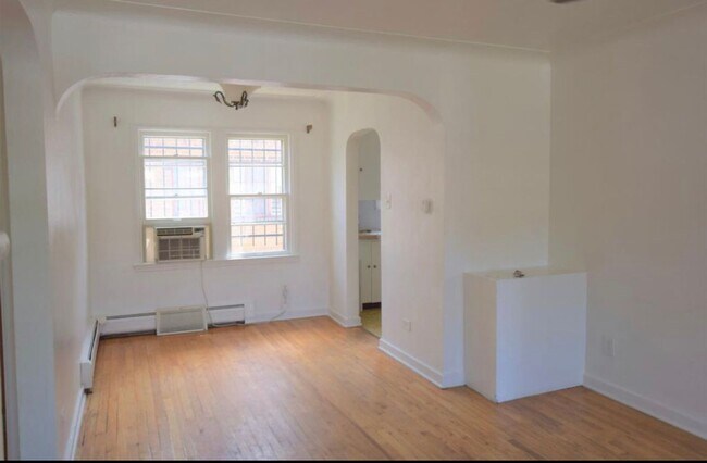 Foto del edificio - Charming six bedroom home near River North...