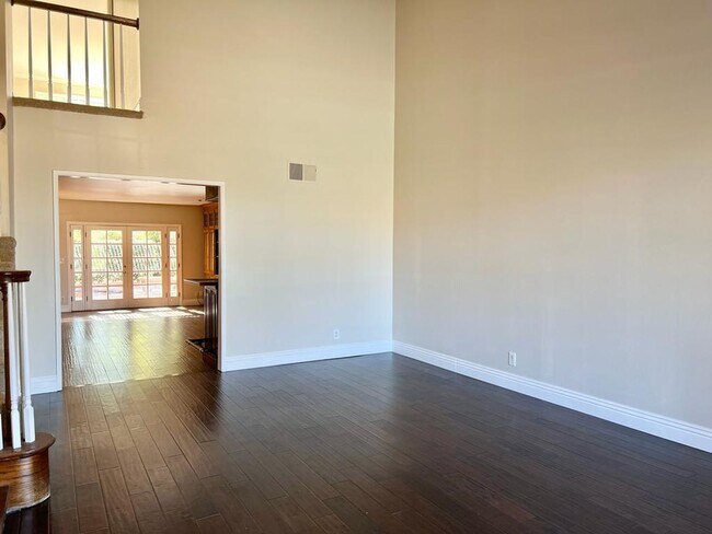 Foto del edificio - HUGE Encino House with Pool/Jacuzzi, 2 Car Garage and Lots of Space!