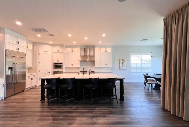 Building Photo - 1111 E Holland Park Dr