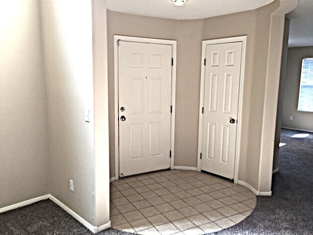 Foto del edificio - 8440 Walker Gardens Pl