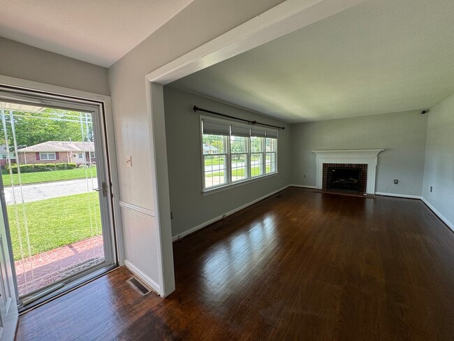Building Photo - 117 Southerland Dr