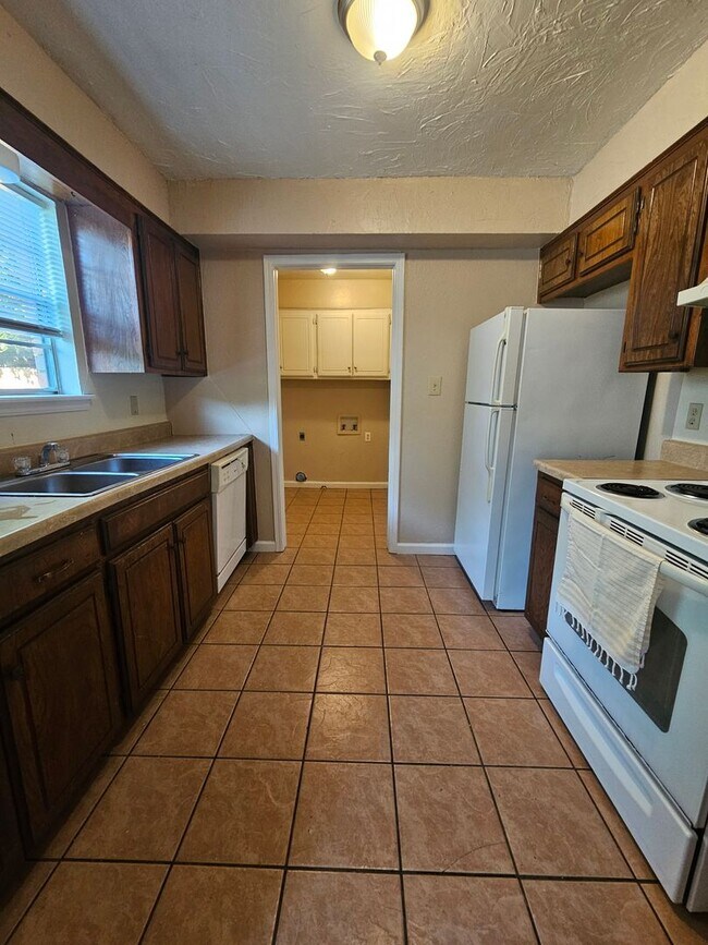 Foto del edificio - (3) Bed/(1.5) Bath Townhome Avail NOW!