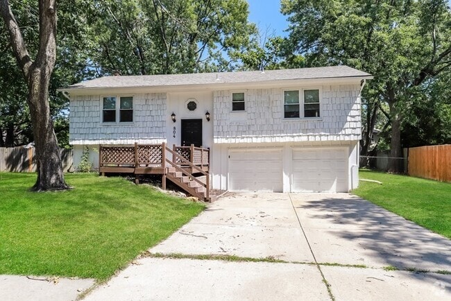 Building Photo - 804 N Troost St