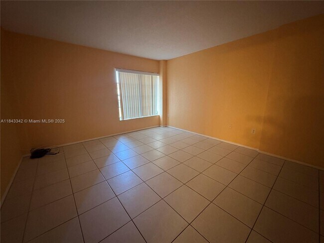Building Photo - 4160 Inverrary Dr