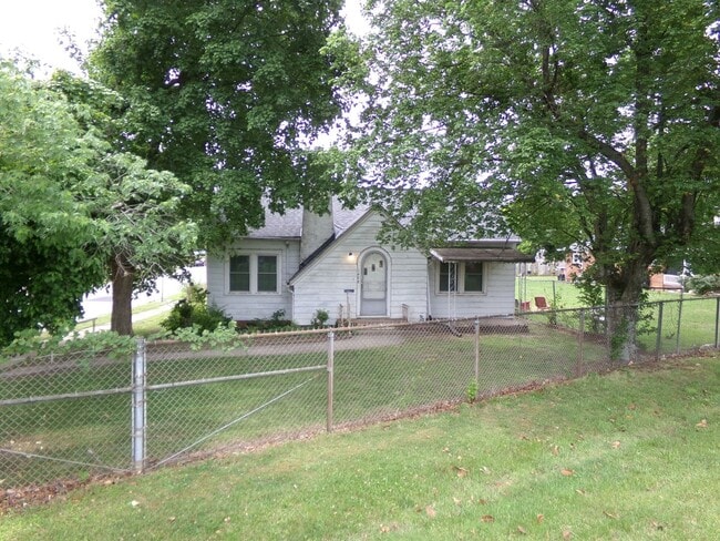 Building Photo - Spacious 3-Bedroom 2-Bathroom Home
