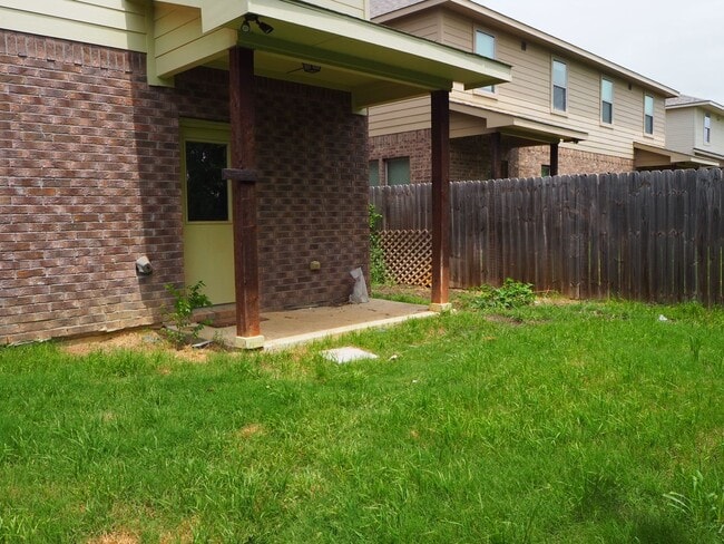 Building Photo - 4903 Villas Dr