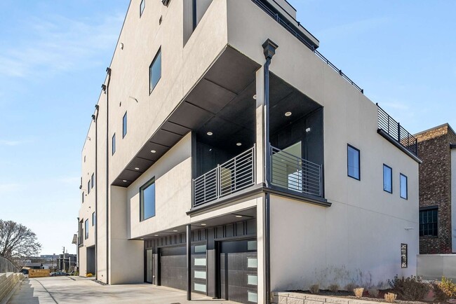 Building Photo - 1017 12th Ave S