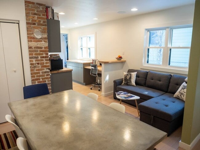 Building Photo - 542 N Black Ave