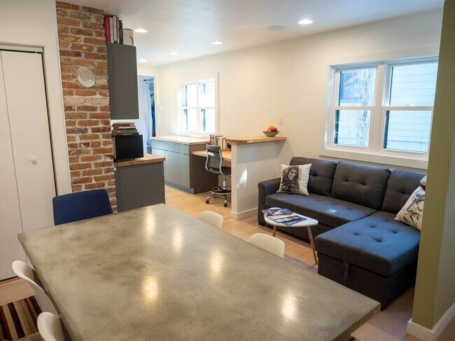 Foto del edificio - 542 N Black Ave