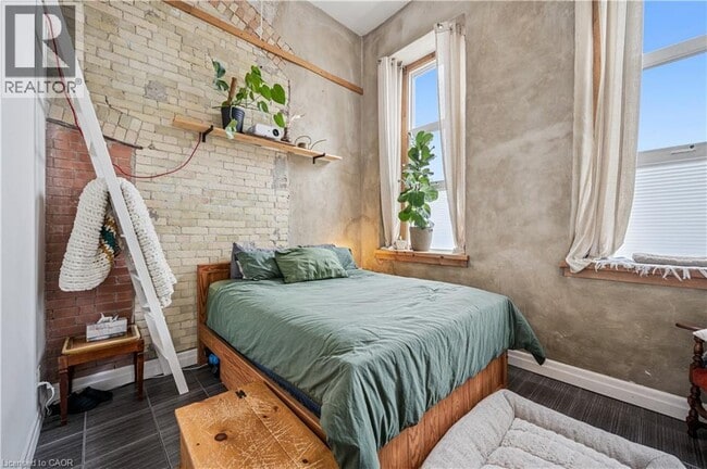 Building Photo - 25 Concession St