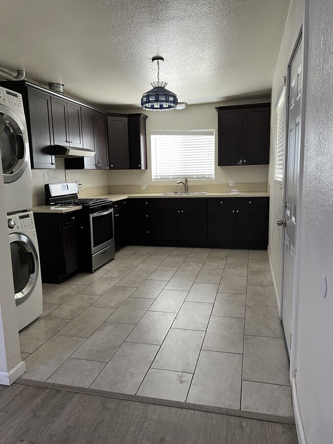 Spacious kitchen - 2335 W Pacific Ave