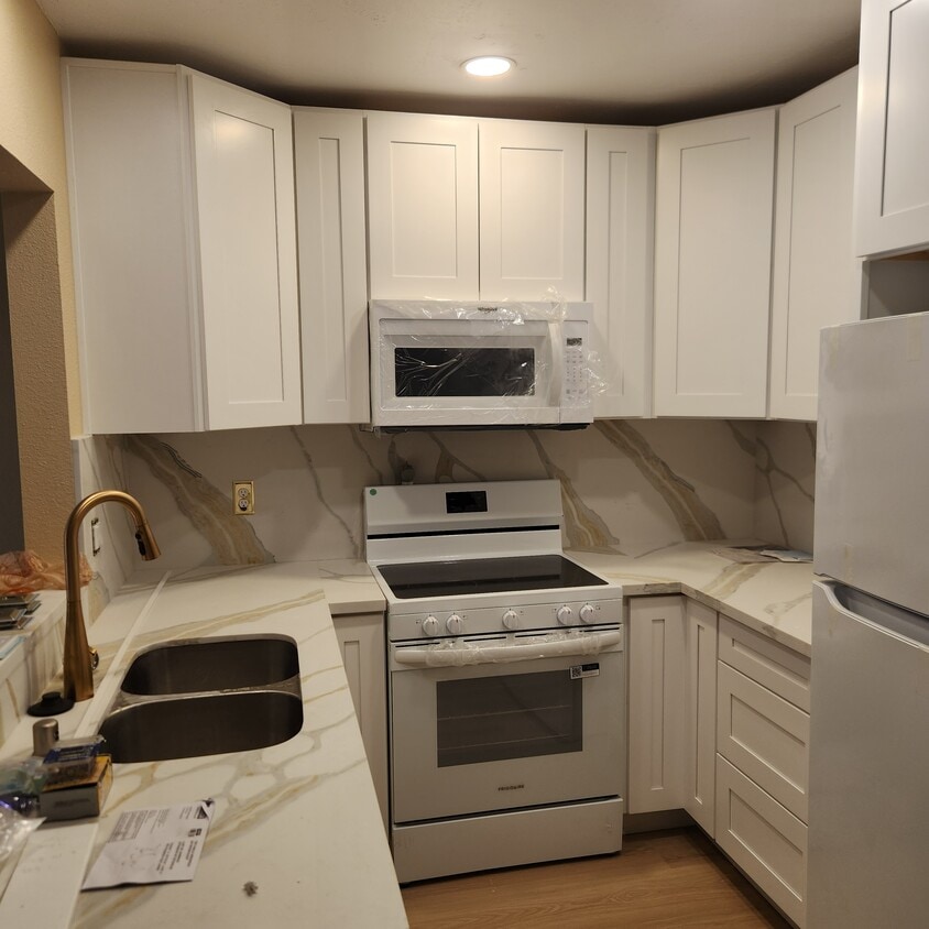 Total Remodeled 2BR 2BA Top FL Corner Unit w/Fireplace , DW, Washer/Dryer, Pool, Garage Parking - 2960 Broadway