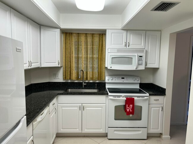 Building Photo - 18081 SE Country Club Dr