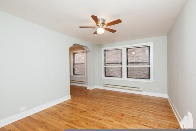 Building Photo - 2 bedroom in Chicago IL 60657