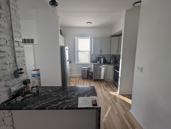 Foto del edificio - 2470 N Clybourn Ave