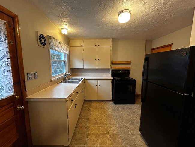 Building Photo - 2 Bedroom Townhome Overlooking West Park