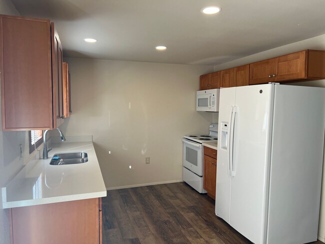 Building Photo - Charming home in a great neighborhood