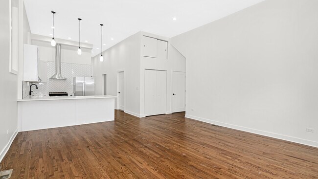 Foto del edificio - 1925 S Racine Ave