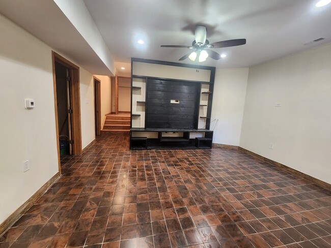 Building Photo - 6110 N Mozart St