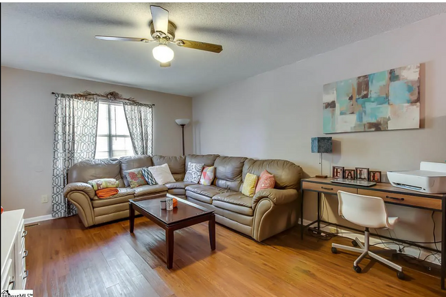 Building Photo - 2 Bed, 1 Bath Duplex Unit Available in Tra...