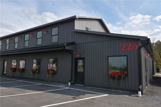 Foto del edificio - 225 Clinton Rd