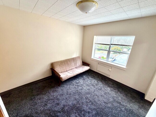 Building Photo - Eagle Crest Village Apartments #316: 1bdrm/1bath – All Utilities & Wi-Fi Included!